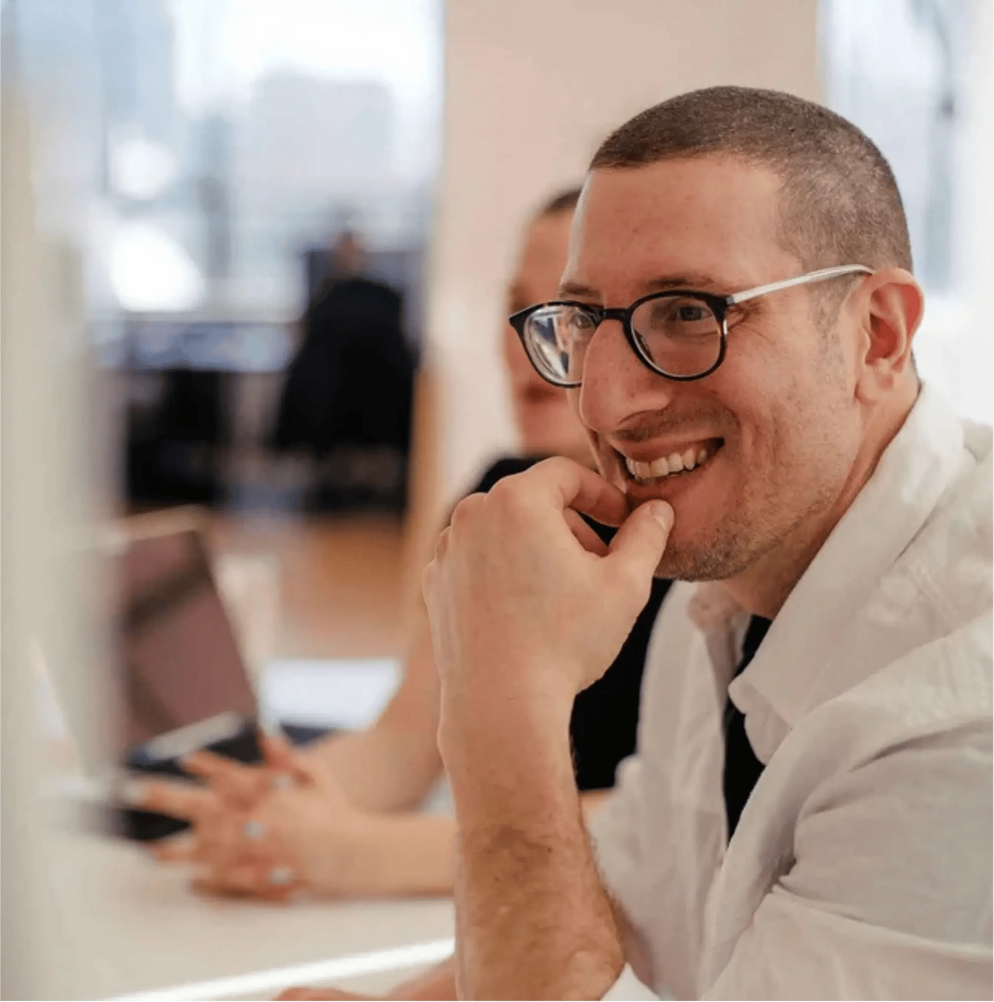 Manwithglasses&whiteshirtsmilesatPenguinLearningatrainingproviderforinnovative,growth-orientatedUKbusinesses